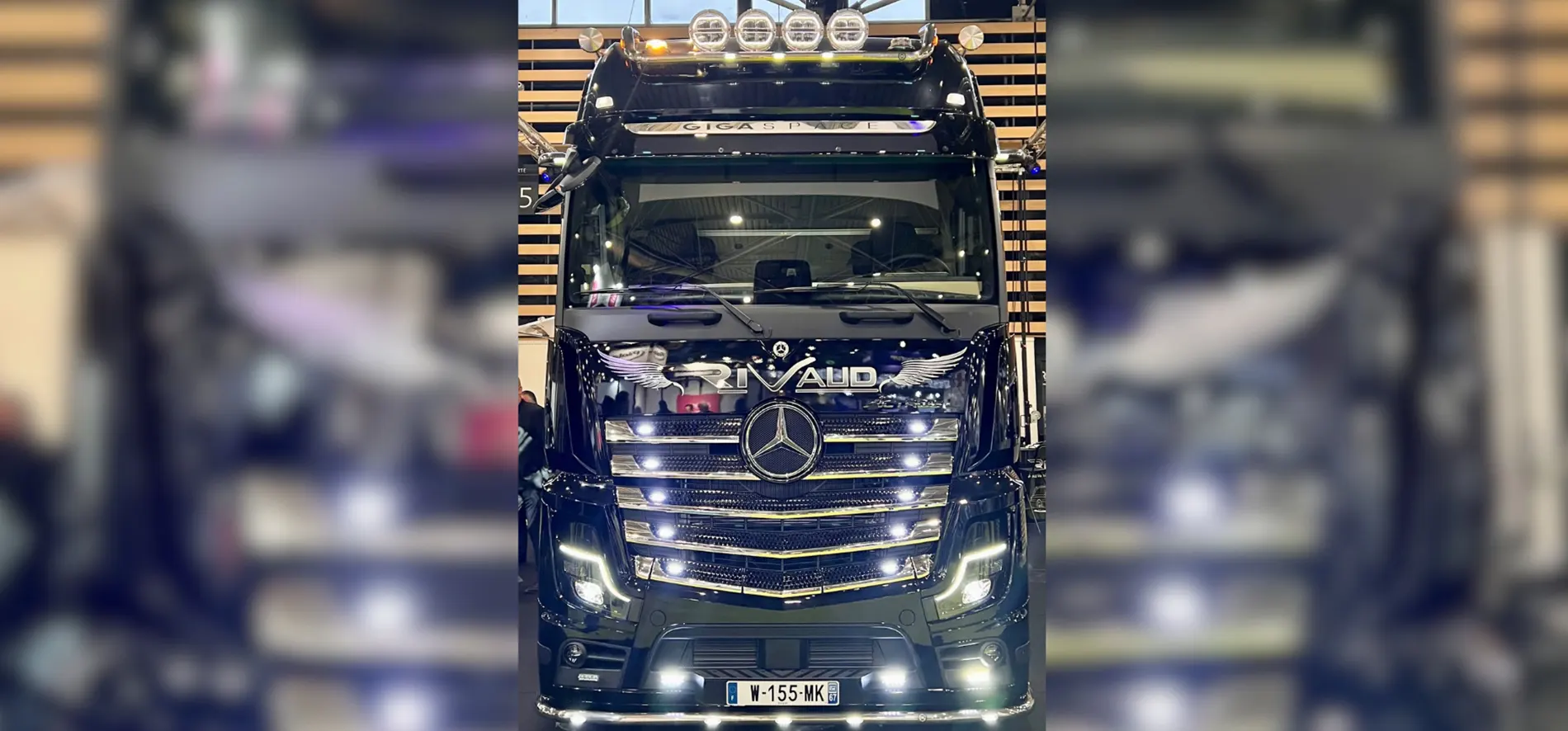 Camion corbillard Mercedes Actros utilisé pour un transport funéraire personnalisé lors d’obsèques à Schirmeck