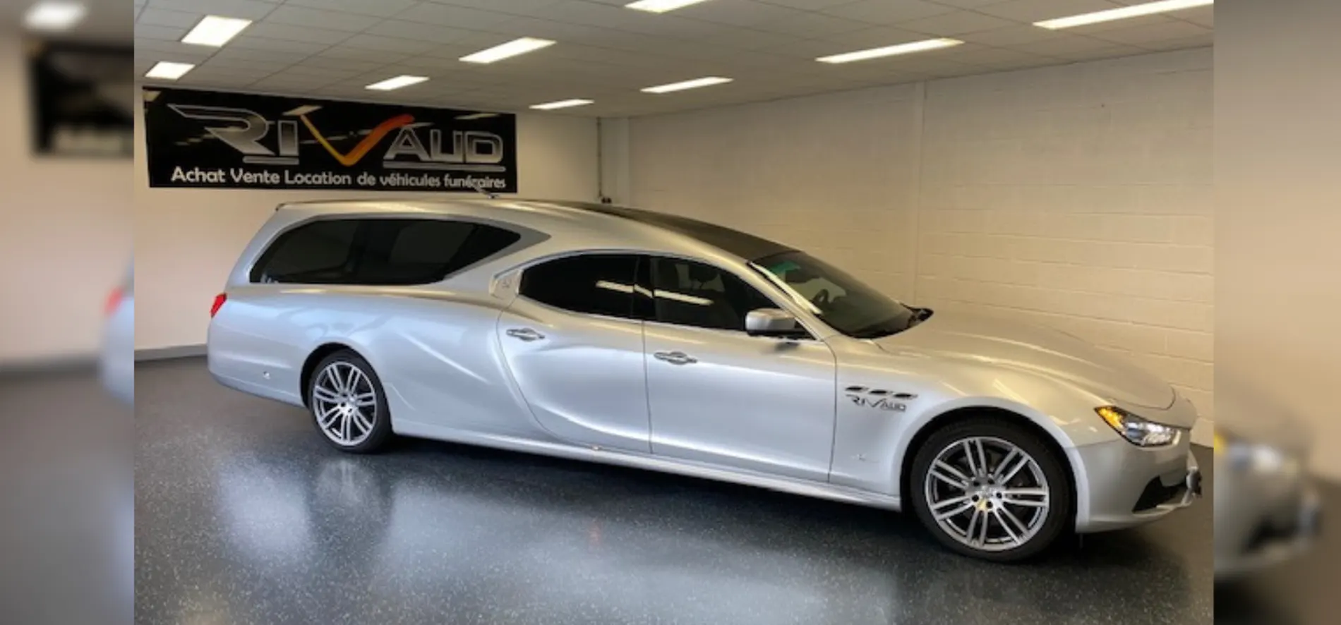Corbillard limousine Maserati utilisé pour un transport funéraire élégant lors d’obsèques personnalisées à Schirmeck