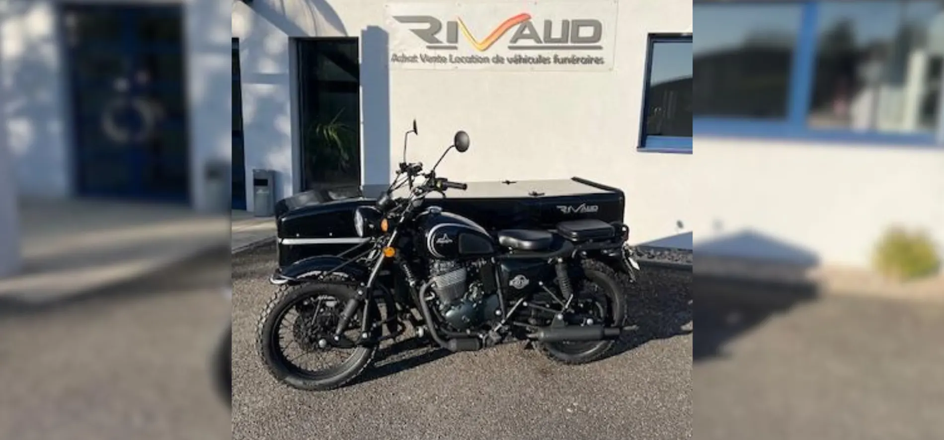 Side-car moto Mash utilisé pour une cérémonie funéraire personnalisée dans le Bas-Rhin
